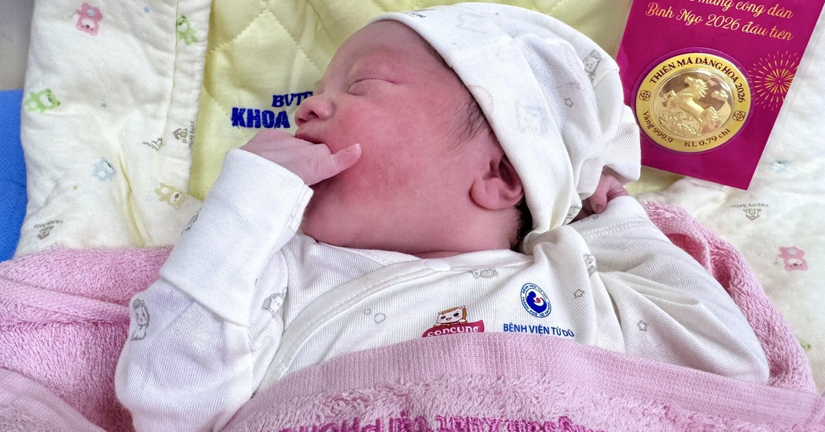 Những em bé chào đời vào thời khắc năm 2026 tại Bệnh viện Từ Dũ được tặng vàng may mắn