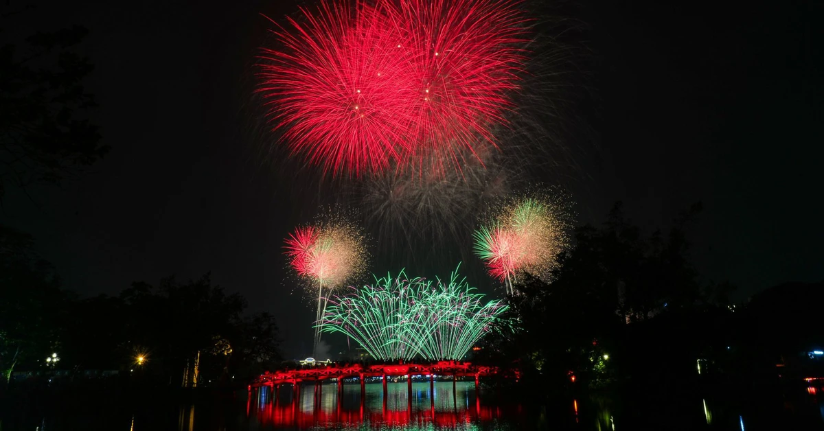 Người dân, du khách đổ về trung tâm các thành phố lớn đón giao thừa