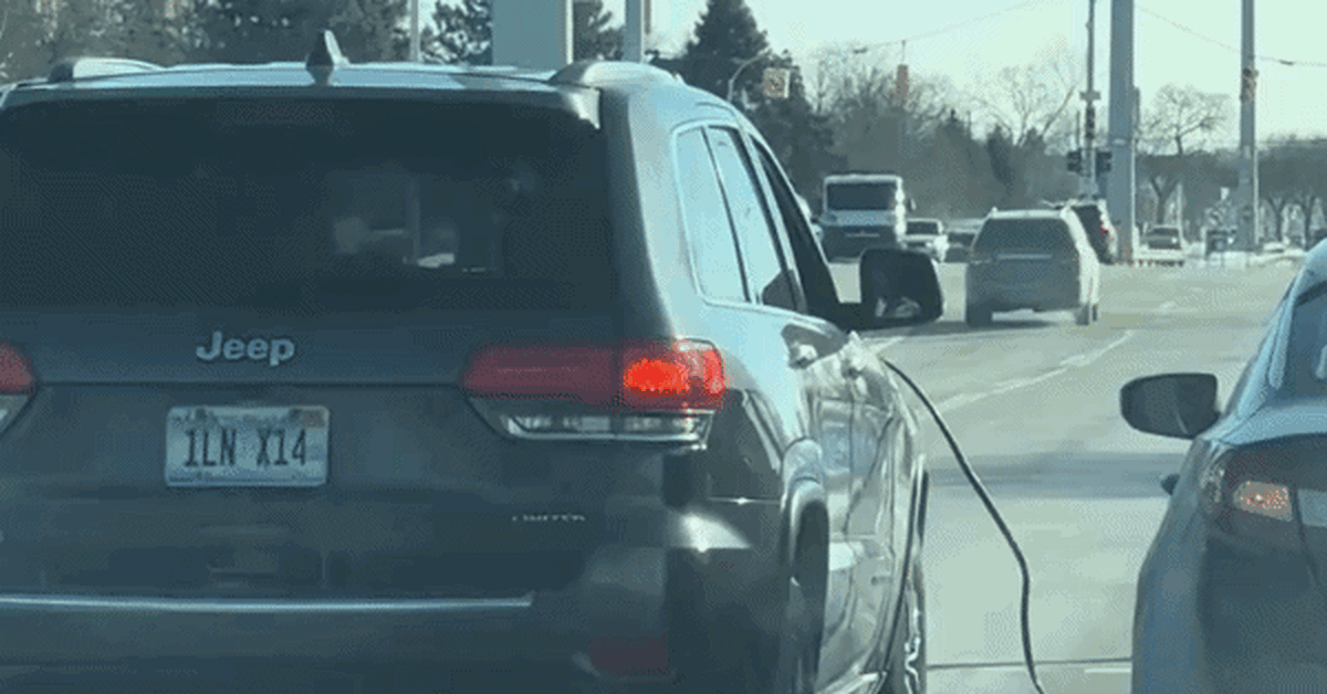 Thót tim cảnh 2 ô tô vừa chạy vừa 'truyền dịch' bằng dây câu bình giữa phố