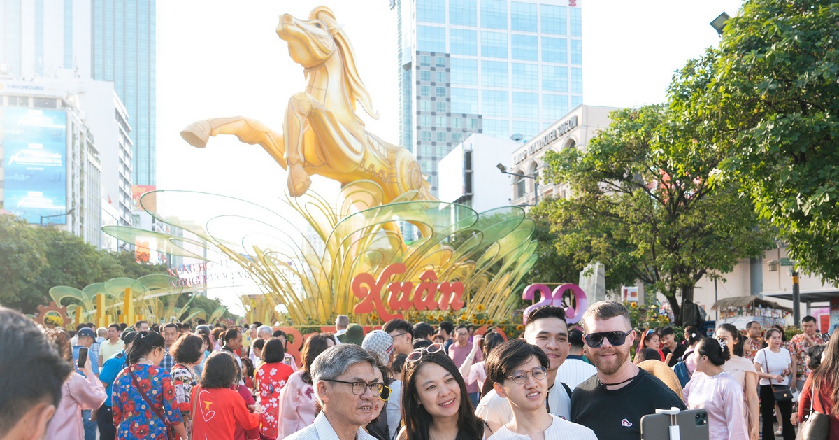 Ngày 29 tháng chạp, người dân du xuân dưới tiết trời nắng gắt ở TP.HCM