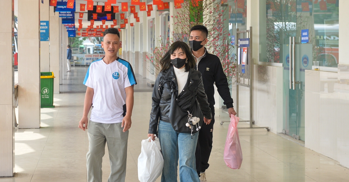 Rời bến xe ngày cuối năm: Ai cũng chỉ mong kịp bữa cơm tất niên