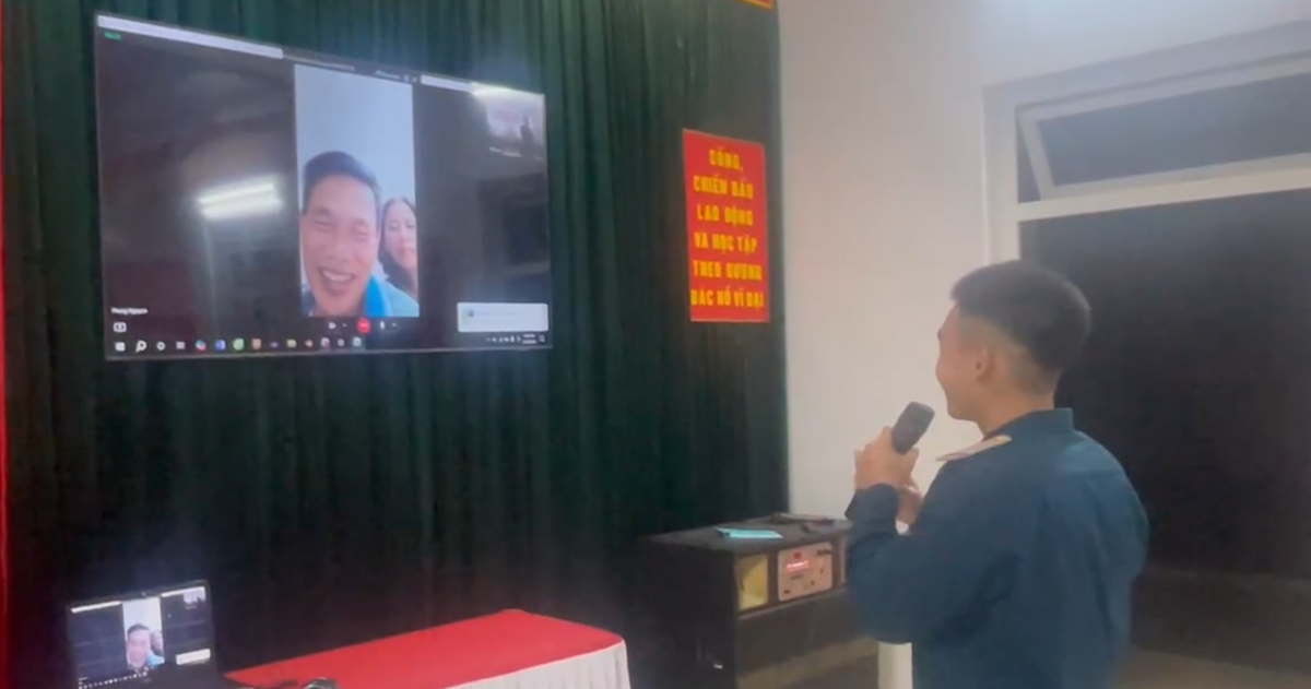 Đêm giao thừa xa nhà, bộ đội 'nối cầu' gặp gia đình qua màn hình để chúc Tết