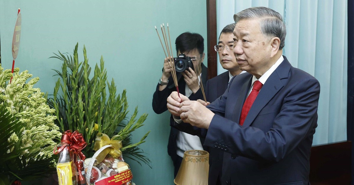 Tổng Bí thư Tô Lâm dâng hương tại Hoàng thành Thăng Long và tưởng niệm Bác Hồ tại Nhà 67