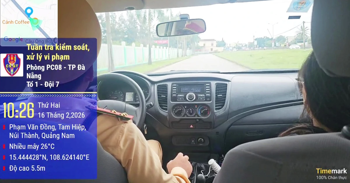 Thiếu nữ bị co giật bên đường, cảnh sát giao thông lái xe chuyên dụng đưa đi cấp cứu