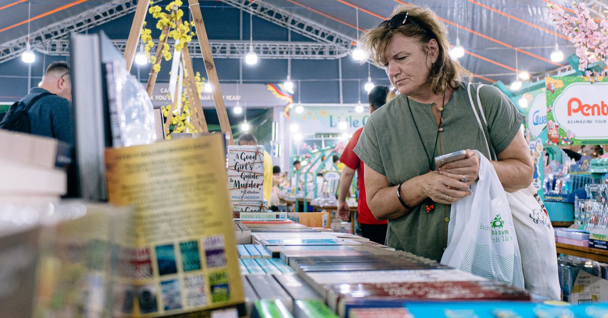 Âm nhạc, sắc màu và sách khiến du khách thấy Tết Việt rất đặc biệt