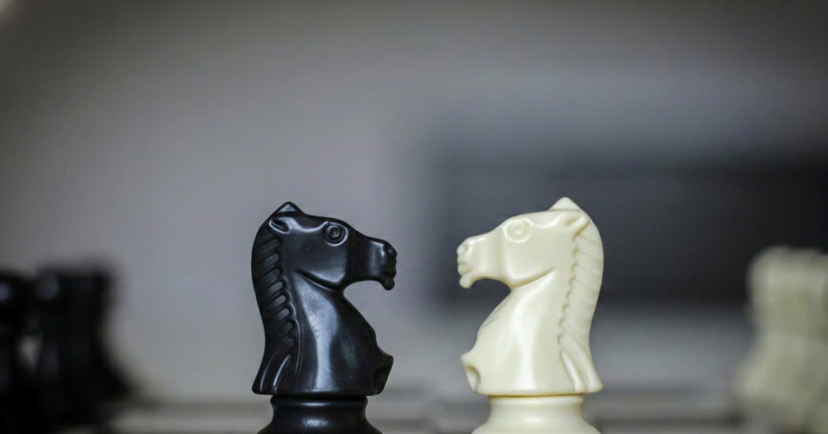 Tại sao quân Mã trong cờ vua lại đi hình chữ L và có đặc quyền nhảy qua đầu?