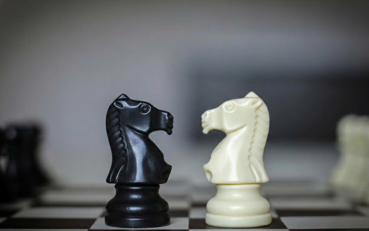 Tại sao quân Mã trong cờ vua lại đi hình chữ L và có đặc quyền nhảy qua đầu?