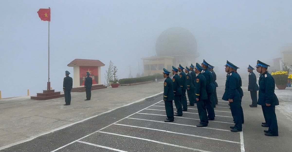 Đặc biệt thiêng liêng lễ chào cờ ngày đầu năm mới ở đỉnh núi mịt mù sương