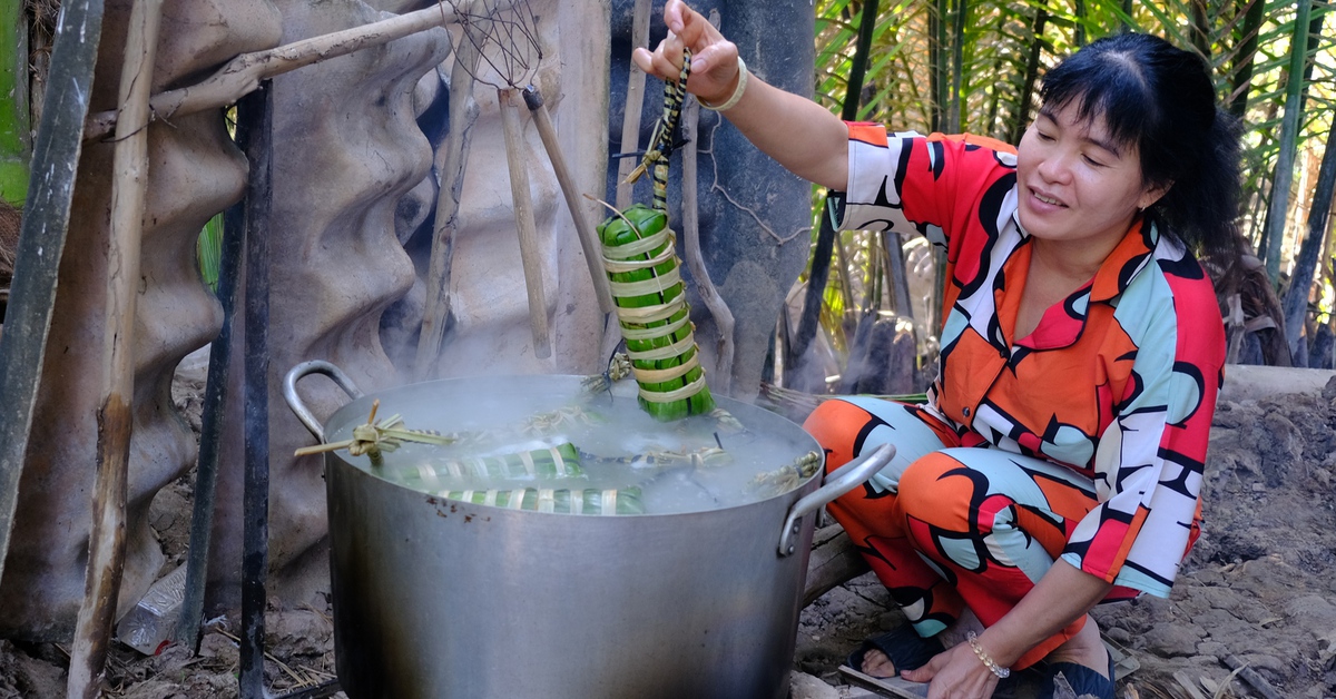 Mùng 1 Tết cả nhà quây quần gói bánh tét, ăn thịt heo kho tàu