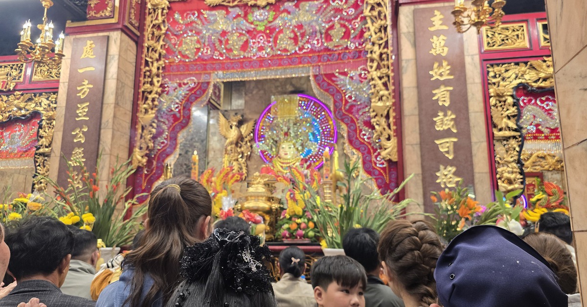 'Biển người' đổ về cúng Bà Chúa Xứ Núi Sam mùng 1 Tết Bính Ngọ