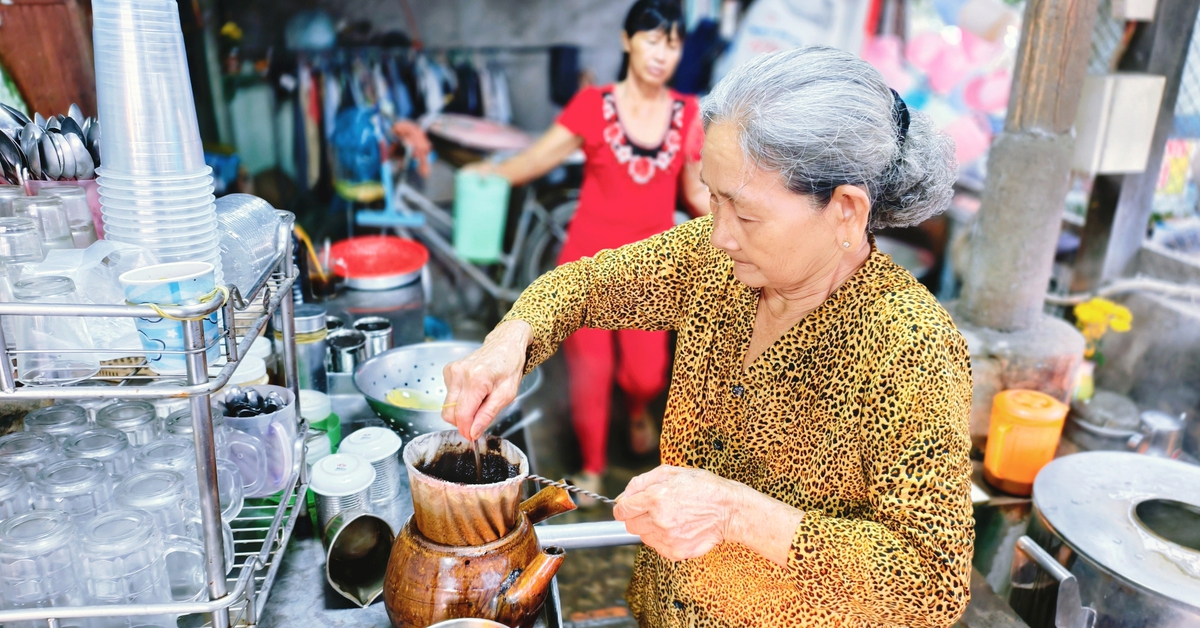 Ngày Tết, uống cà phê vợt đón bình minh tại quán hơn 50 năm tuổi ở An Giang