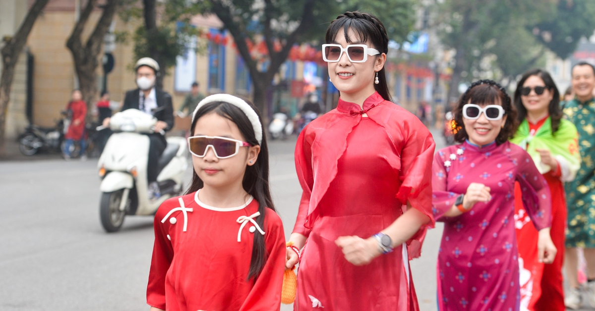 Hà Nội sáng mùng 1 Tết Bính Ngọ, bình yên và rạng rỡ