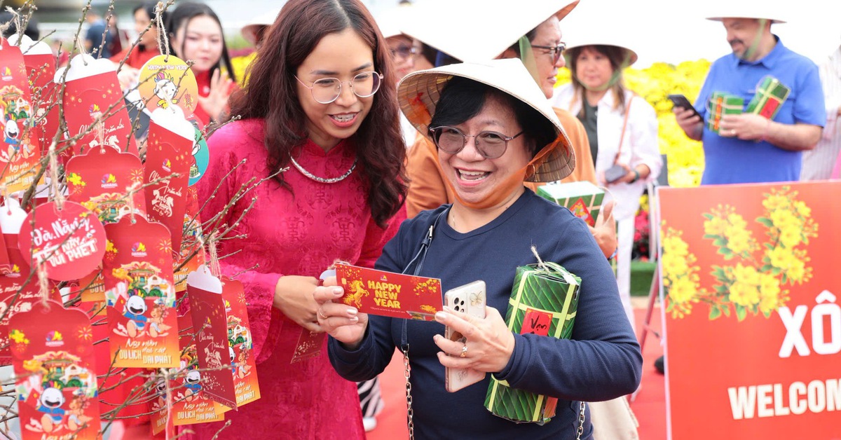 Đến Đà Nẵng xông đất ngày đầu năm, du khách được chào đón đặc biệt, 'hái lộc', lì xì