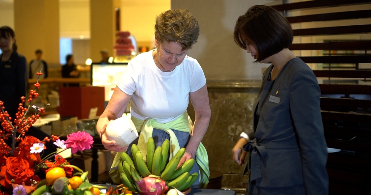 Khách Tây thích thú lần đầu được bày mâm ngũ quả, lên chùa cúng Tết Việt