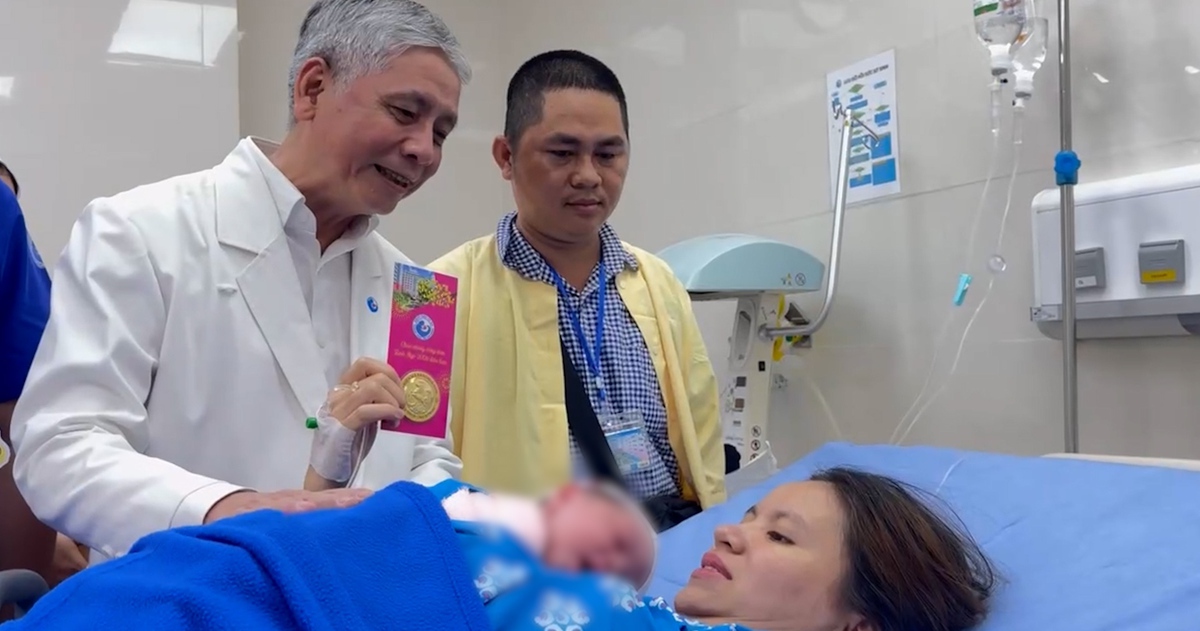 Bốn em bé Bính Ngọ đầu tiên chào đời, được tặng vàng 24K hình ngựa tại Bệnh viện Từ Dũ