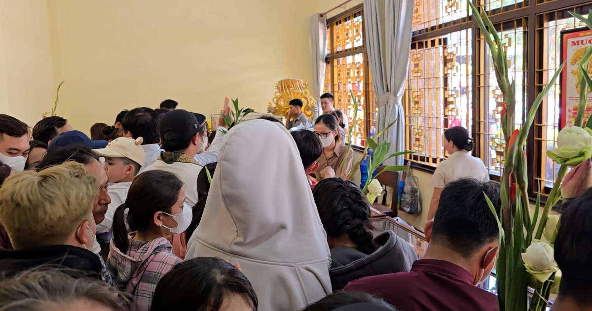 Miếu Bà Chúa Xứ Núi Sam đông nghẹt người ngày mùng 1 Tết