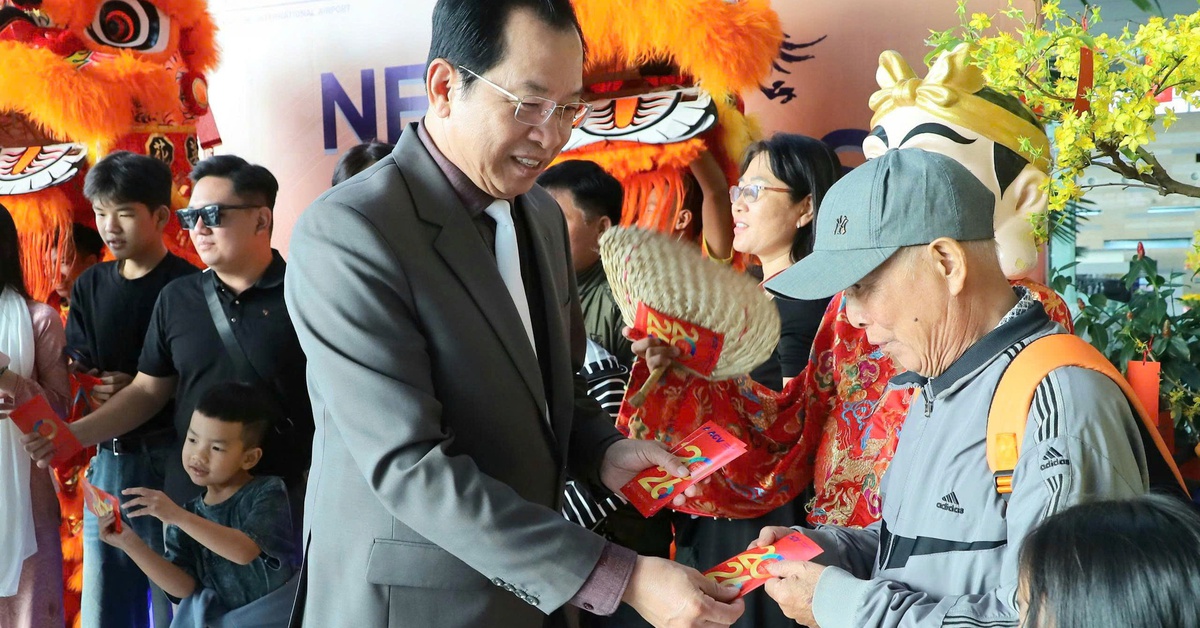 Phó chủ tịch Cần Thơ lì xì hành khách trên chuyến bay ‘xông đất’ thành phố