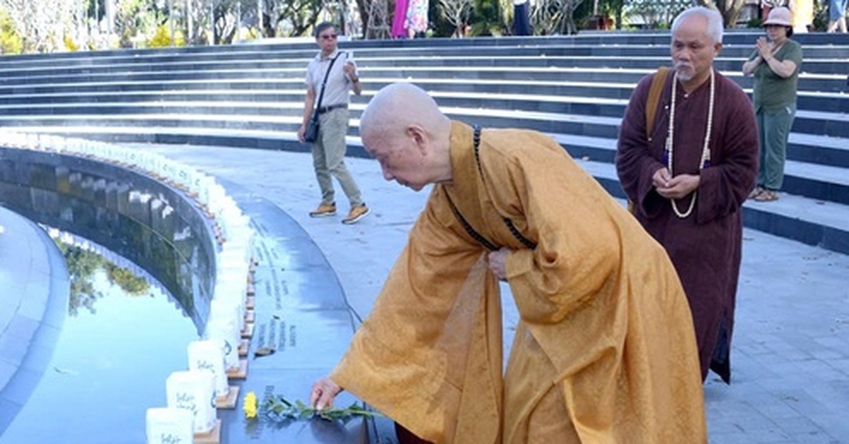 Hòa thượng Thích Trí Quảng tưởng niệm đồng bào tử vong vì COVID-19 tại công viên số 1 Lý Thái Tổ