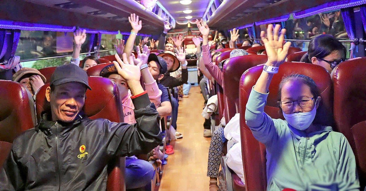 Mẹ đếm đi đếm lại số tiền trong túi, cân nhắc rất lâu trước khi lì xì Tết cho tôi