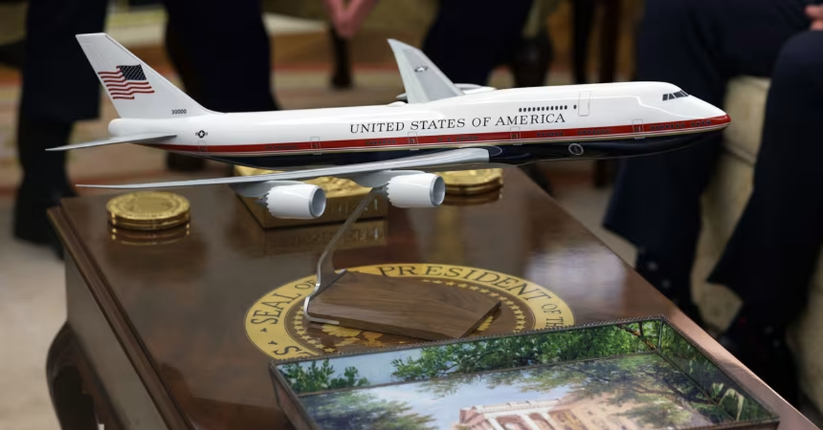 Máy bay Air Force One sắp khoác lên màu sơn mới mà ông Trump ưa thích