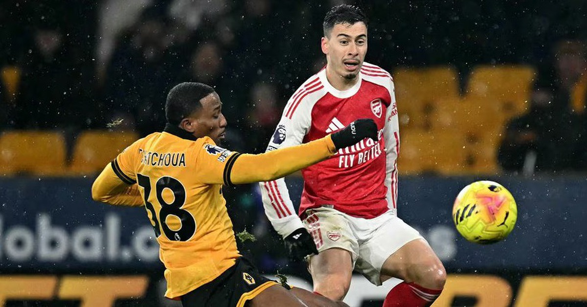 Arsenal tự làm khó mình trong cuộc đua vô địch