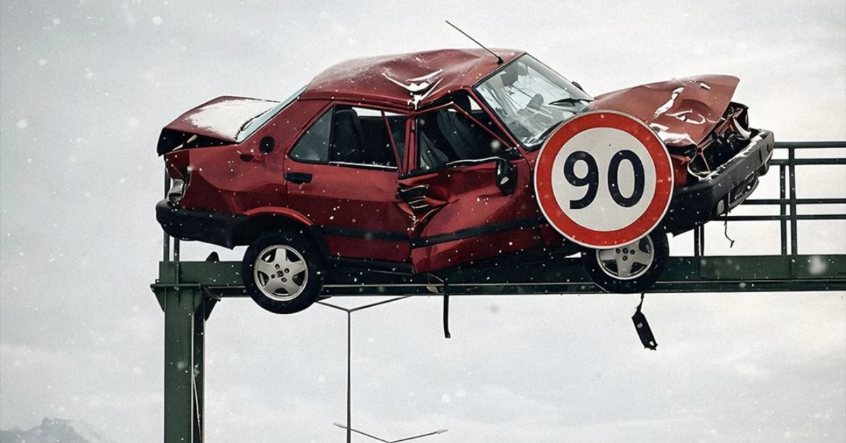 'Treo' xe tai nạn thật thay biển cảnh báo để răn đe tài xế lái ẩu