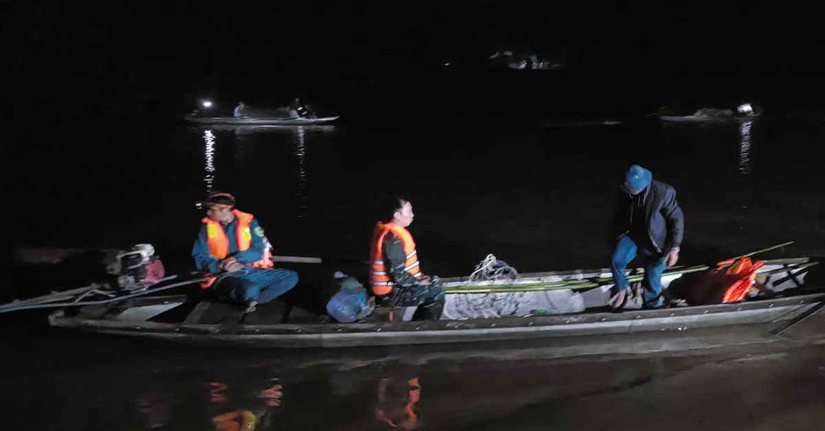 Xuyên đêm tìm người mất tích sau vụ lật đò chở 7 người trên sông Gianh