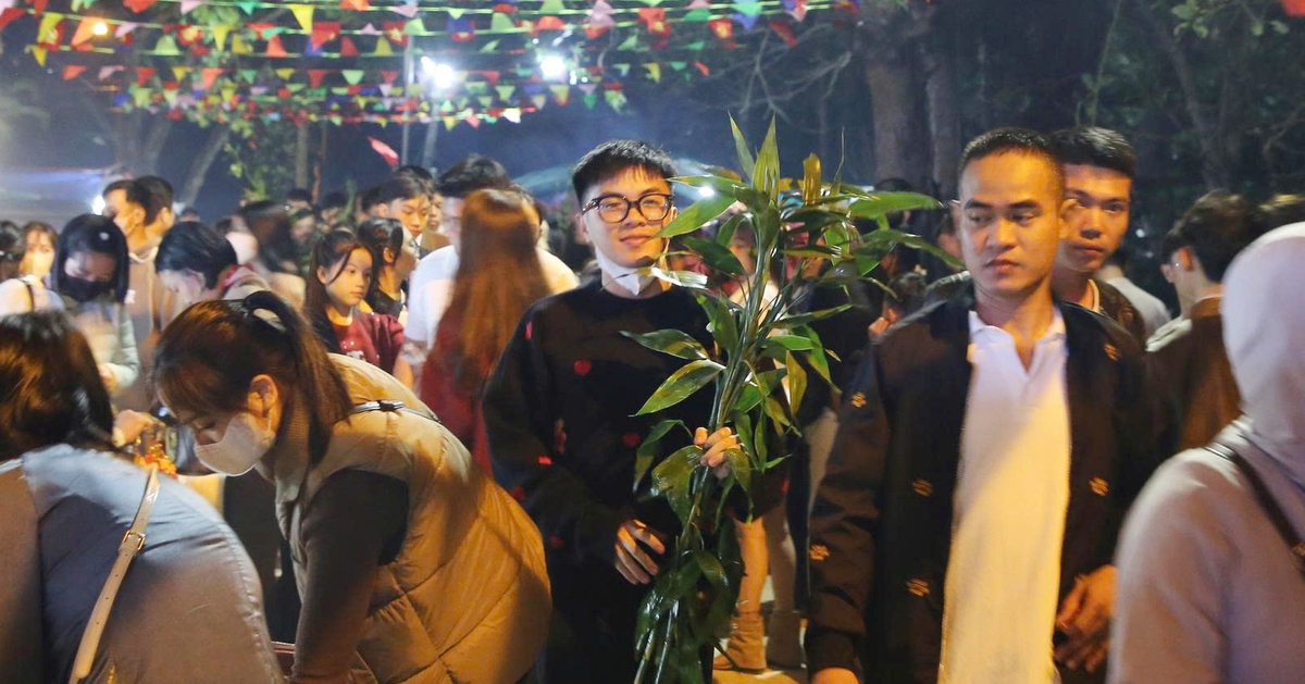 Nửa đêm chen chân xin lộc ở phiên chợ trăm tuổi, chỉ họp một đêm mỗi năm