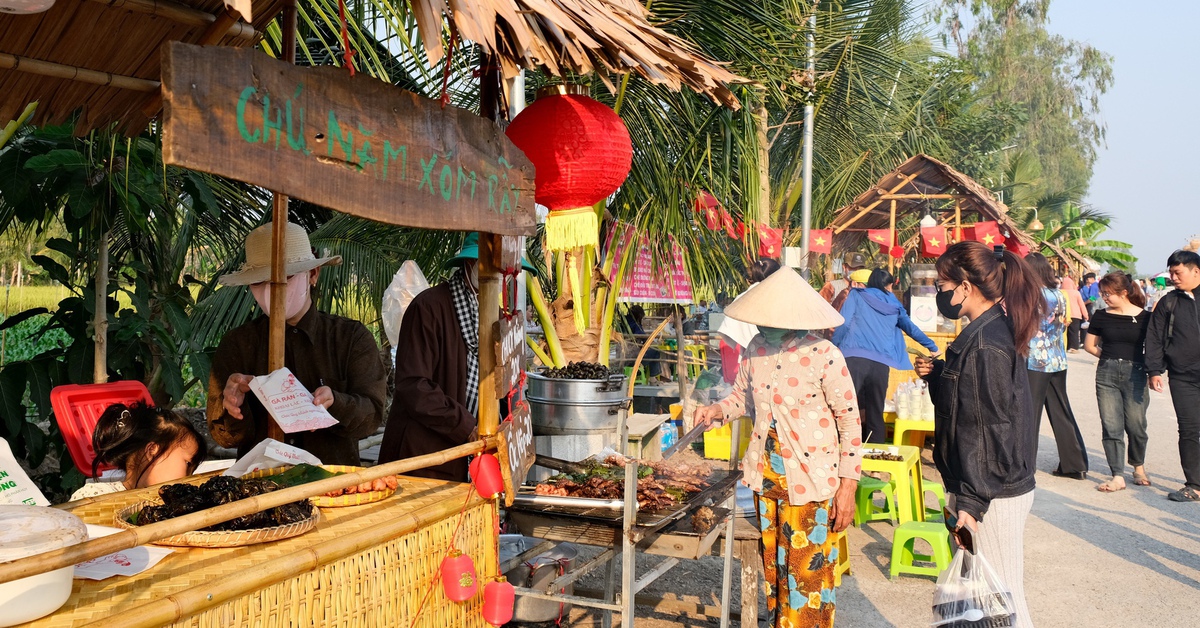 Chợ quê Xóm Rẫy 'đắt khách' ngày xuân