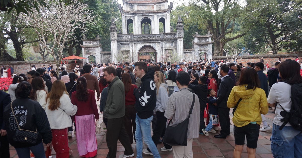 ‘Mùng 3 Tết thầy’, Văn Miếu - Quốc Tử Giám đông nghẹt người