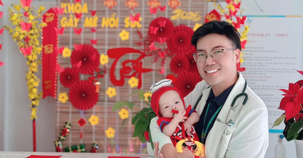 Em bé bị bỏ rơi được bác sĩ đưa 'du xuân' khắp bệnh viện