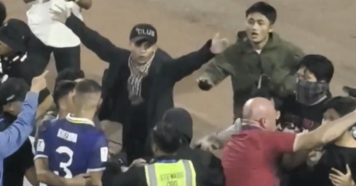 Cầu thủ Thái Lan chạy trốn thục mạng trên sân Indonesia