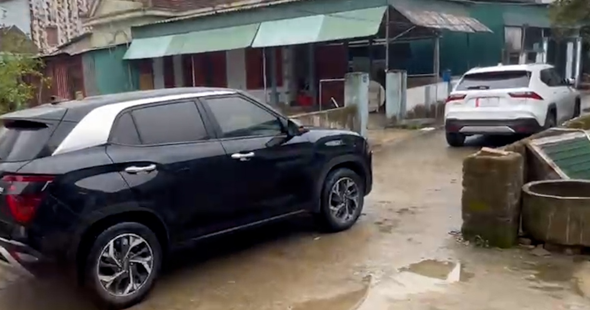 Đậu ô tô chắn ngõ nhỏ ngày Tết còn đưa thêm phương tiện 'khóa đuôi' xe khác