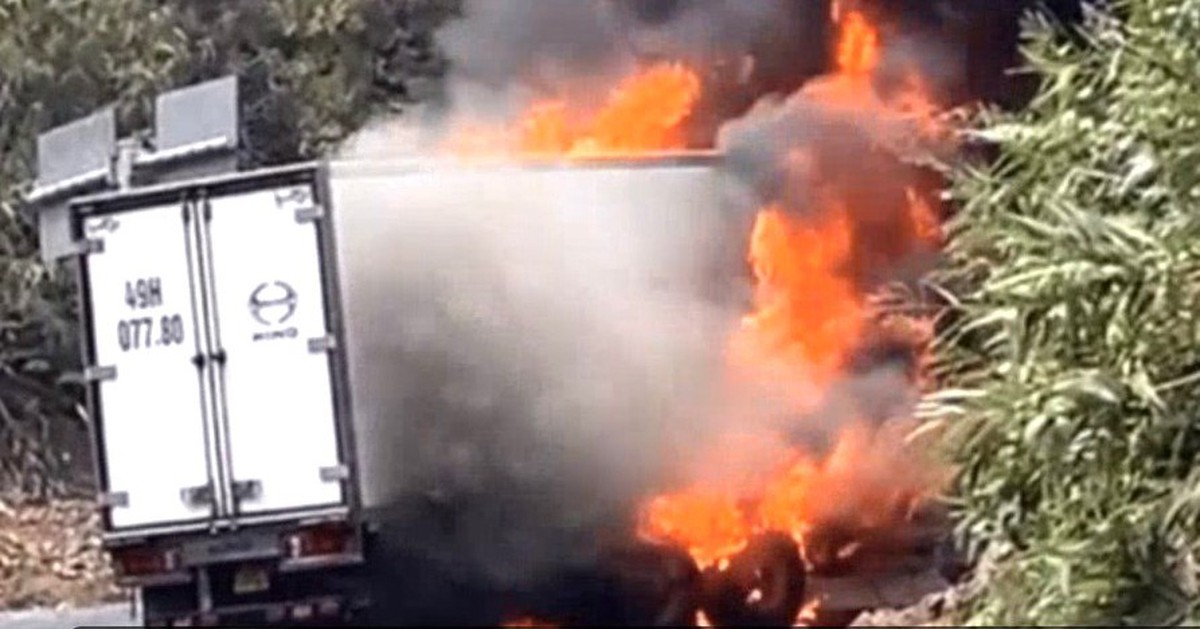 Xe tải bốc cháy dữ dội trên đèo Khánh Lê nối Nha Trang - Đà Lạt, giao thông ùn ứ - Báo Tuổi Trẻ