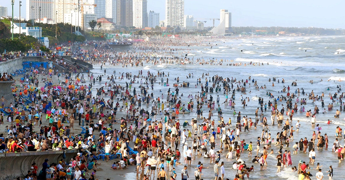 Biển Vũng Tàu kín người, nhiều khách sạn ‘cháy phòng’ ngày đầu năm mới