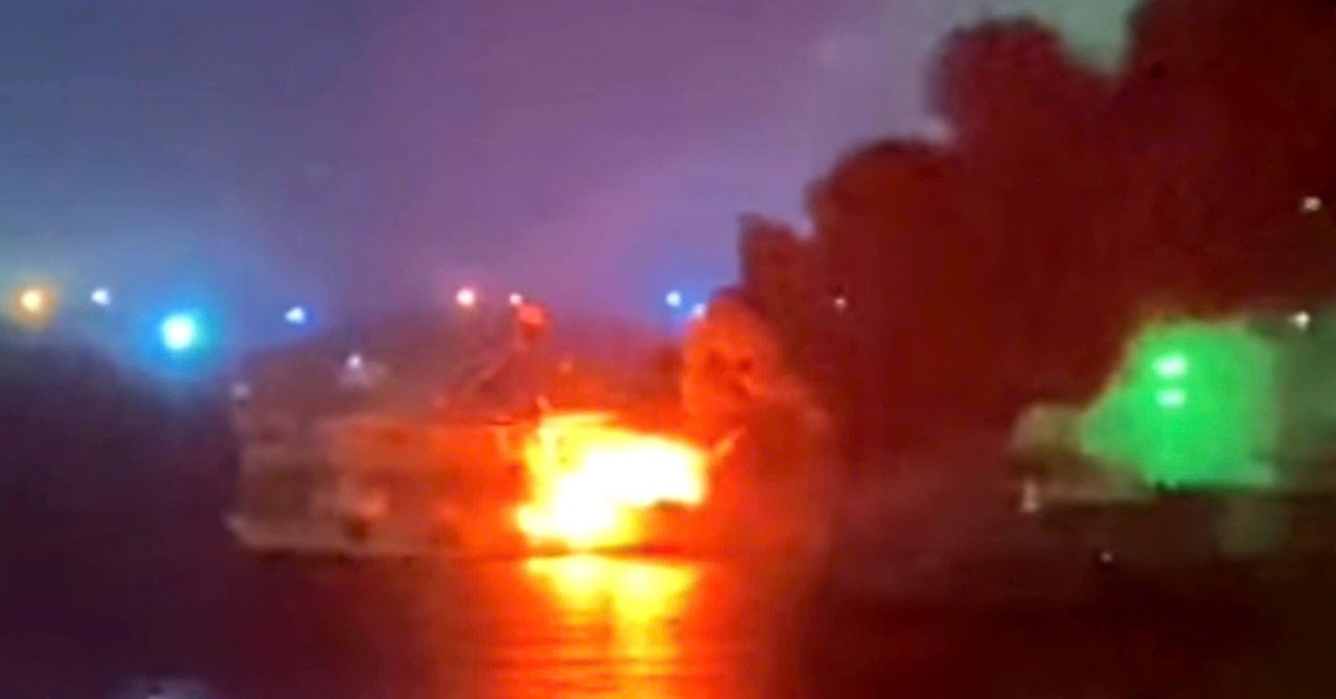 Tàu du lịch đang neo đậu ở Phú Quốc bất ngờ bốc cháy, lan sang bè cá