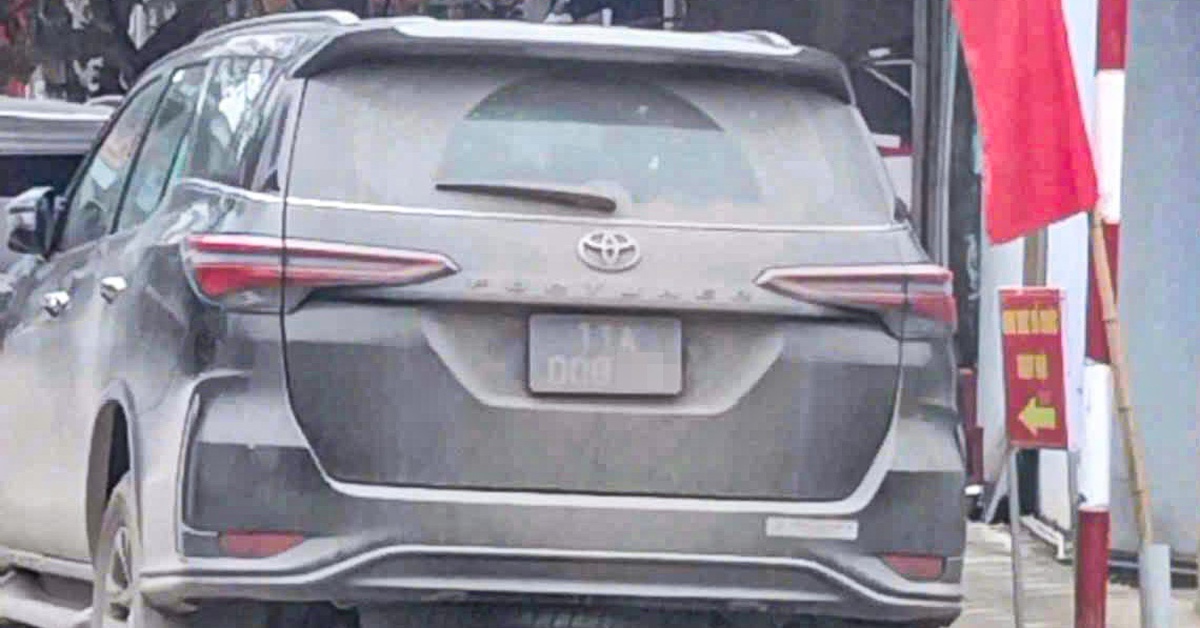 Vụ xe biển xanh đỗ ngay dưới biển cấm: Vì sao không xử phạt lỗi biển số xe bị bùn đất che lấp?