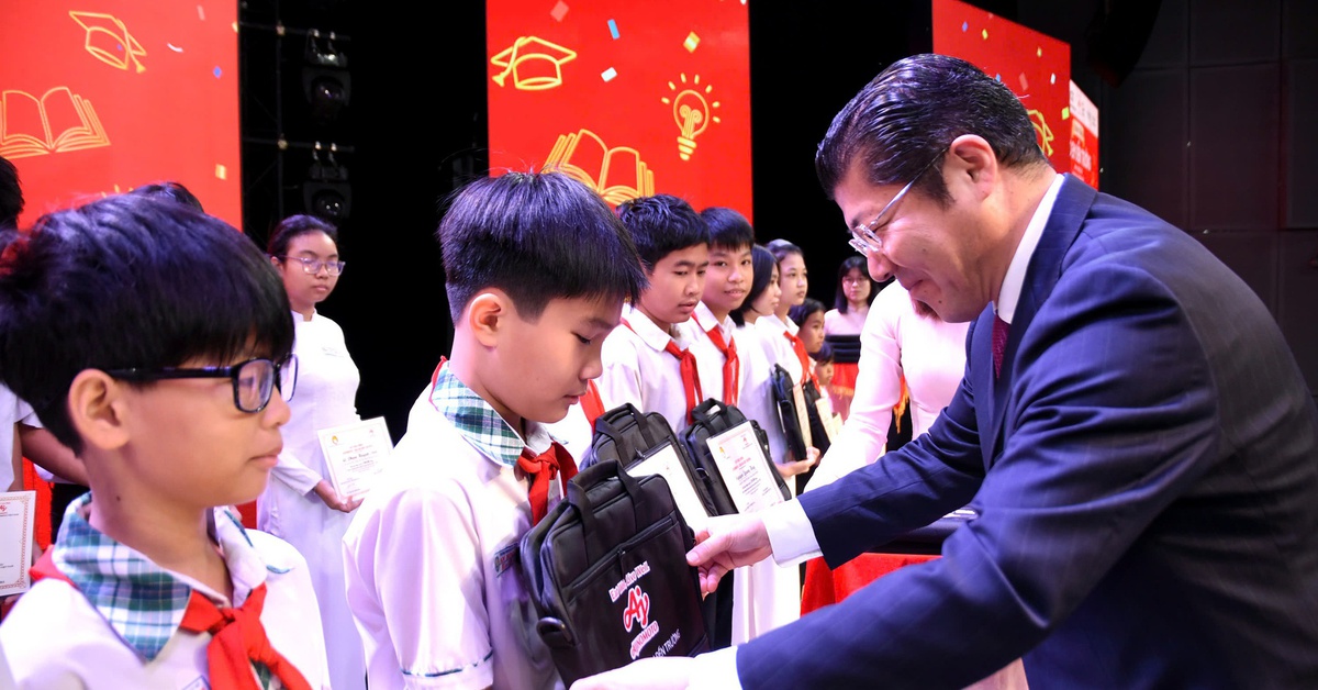 Học bổng 'Cho em đến trường': Cho thế hệ tương lai cơ hội