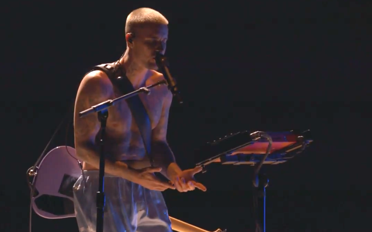 Justin Bieber mặc quần đùi diễn ở Grammy