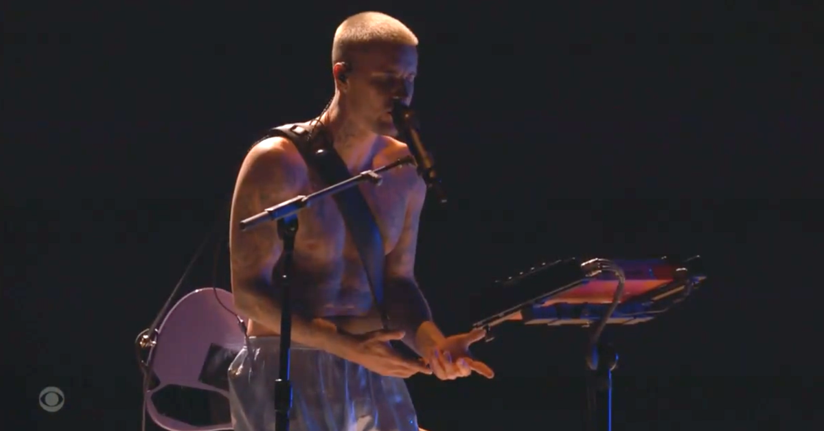 Justin Bieber mặc quần đùi diễn ở Grammy