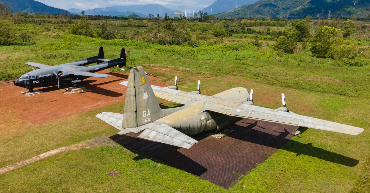 Ngắm 2 máy bay vận tải quân sự hạng nặng của Mỹ tại Quảng Trị