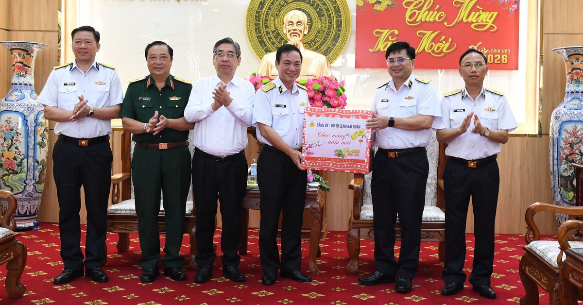 Đoàn công tác TP.HCM và Quân chủng Hải quân thăm, chúc Tết Bộ Tư lệnh Vùng 5 Hải quân