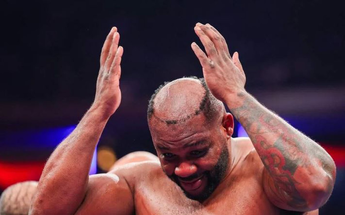 Võ sĩ bị đánh thành... 'đầu hói' trong một khoảnh khắc chưa từng thấy trong làng quyền anh