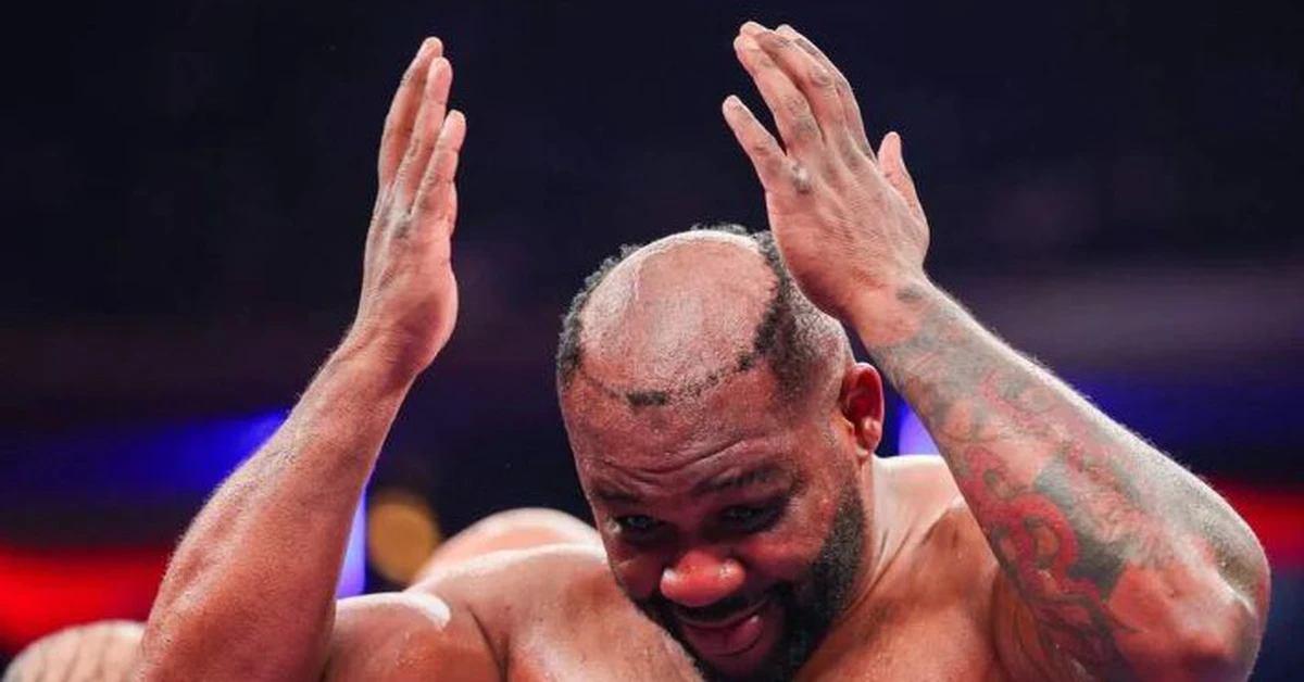 Võ sĩ bị đánh thành... 'đầu hói' trong một khoảnh khắc chưa từng thấy trong làng quyền anh