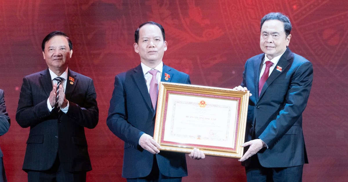 Chủ tịch Quốc hội Trần Thanh Mẫn trao Huân chương Độc lập tặng Ủy ban Pháp luật và Tư pháp