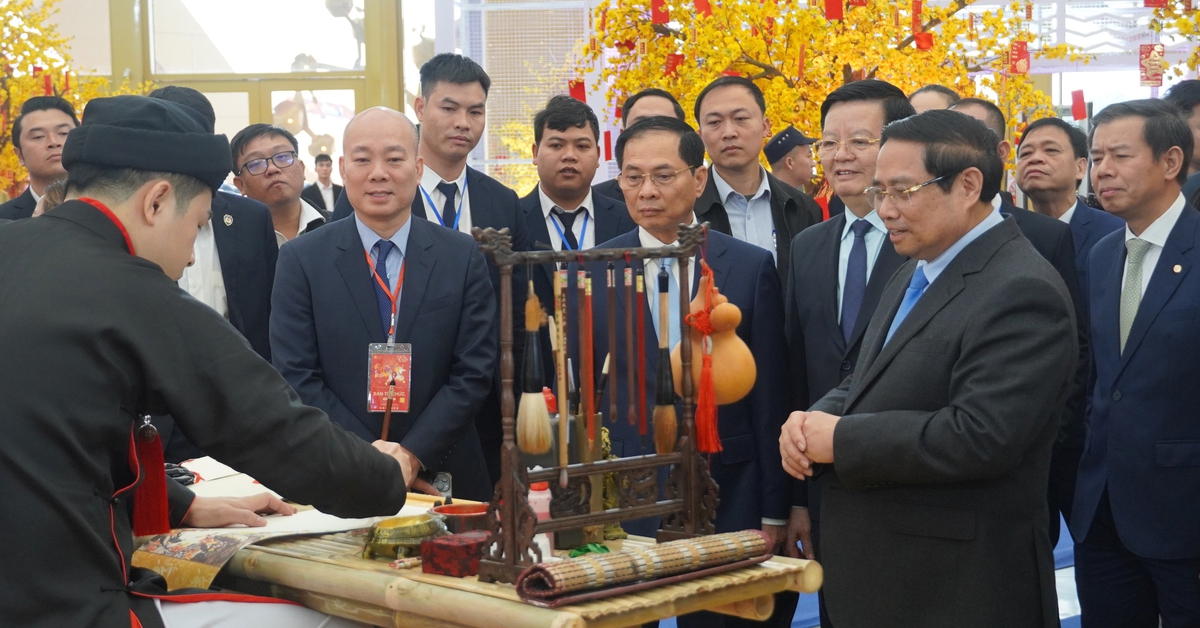 Thủ tướng nếm xôi cốm, kẹo cu đơ, trải nghiệm viết thư pháp tại Hội chợ Mùa Xuân