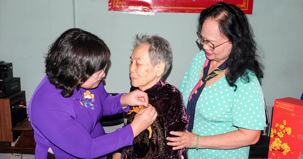 Trao huy hiệu 65 năm tuổi Đảng cho nguyên Giám đốc Trường Đảng Nguyễn Văn Cừ