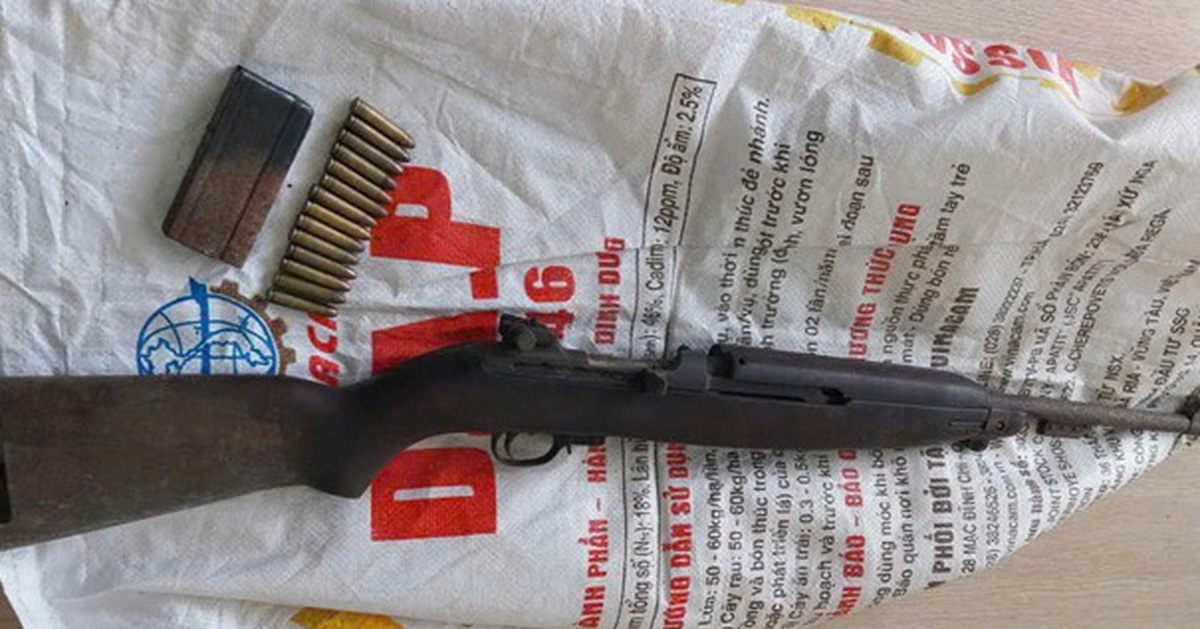 Dọn dẹp nhà ăn Tết, phát hiện súng cùng 14 viên đạn trong tủ thờ