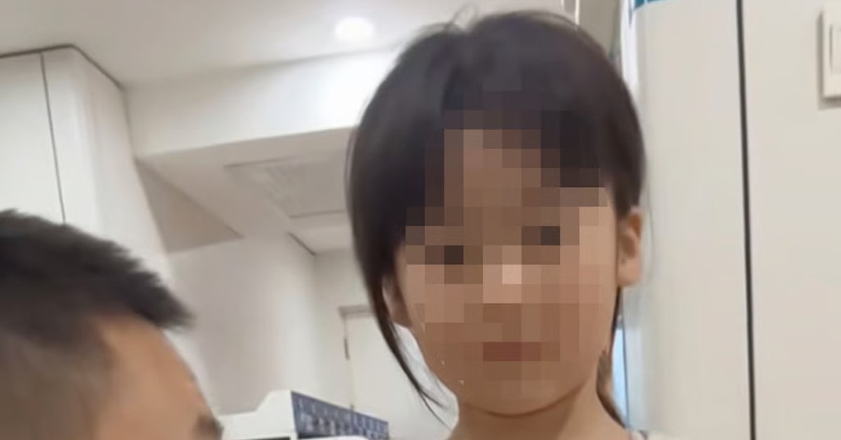 Bé gái 7 tuổi một mình chăm sóc cha nằm viện, lay động trái tim hàng triệu người