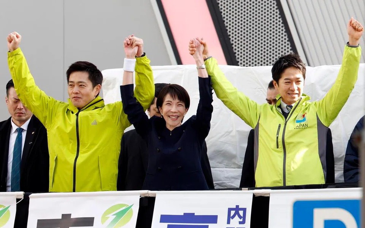 Bà Takaichi được người ủng hộ bắt tay mạnh đến mức bị sưng, phải hủy lịch lên TV